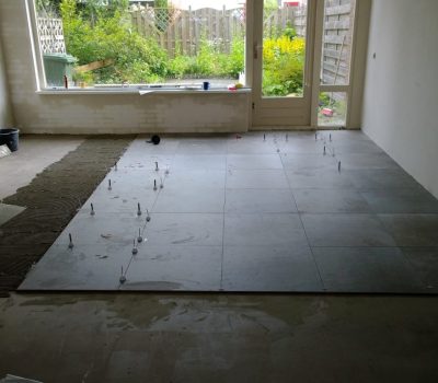Lichtgewicht renovatievloer storten voor een vochtvrije en isolerende begane grondvloer