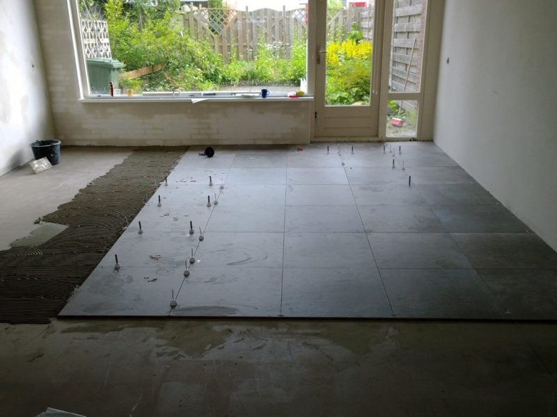 Woningrenovatie Schiedam: begane grond strippen, vloerverwarming aanleggen en vloer egaliseren door Boks Bouw