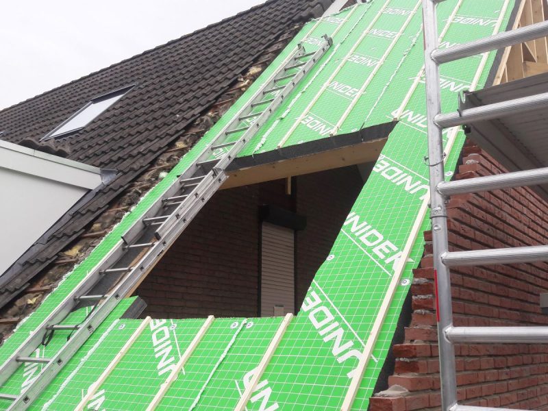 Dakisolatie plaatsen tijdens woningrenovatie Schiedam