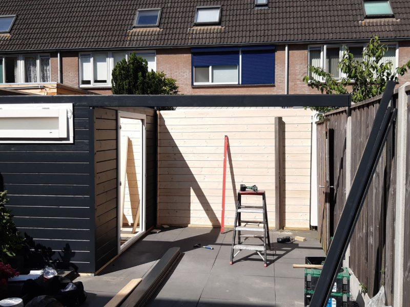 Maatvoering en volledige opbouw van een Lugarde blokhut in Schiedam, van fundering tot EPDM dakbedekking, door Boks Bouw- & Dakservice