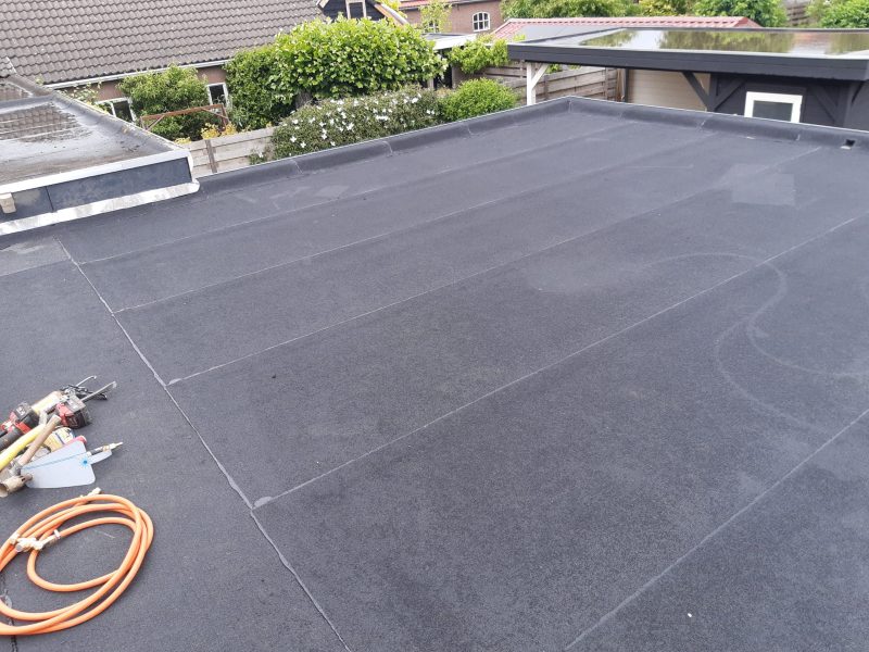 Plat dak met bitumineuze dakbedekking in Zuid-Holland - uitgevoerd door boks bouw-en dakservice
