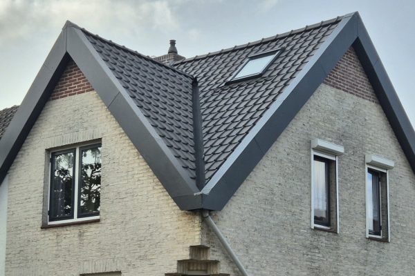 Dakbedekking hellend dak -Dakrenovatie hellend dak sliedrecht uitgevoerd door Boks bouw en dakservice