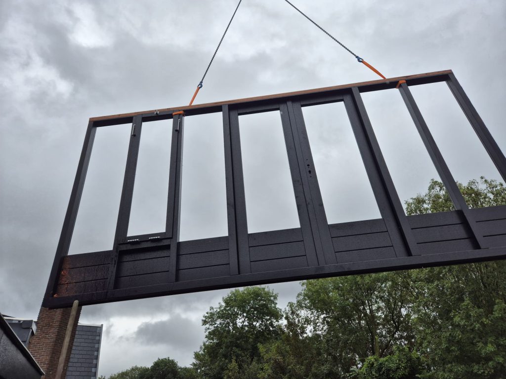 alt="Traditioneel houten kozijn op maat geplaatst in Schiedam met behulp van kraan door Boks Bouw & Dakservice"