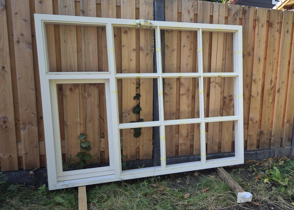alt="Ambachtelijk houten kozijnen op maat geplaatst bij renovatie in Barendrecht door Boks Bouw & Dakservice"